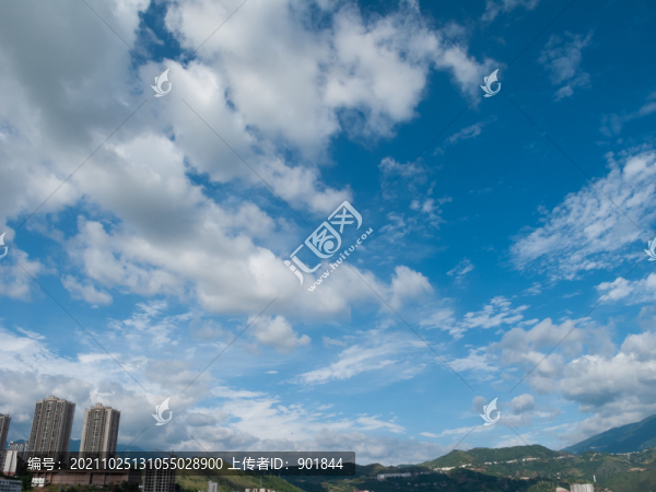 飄浮在藍(lán)天上的白色云朵