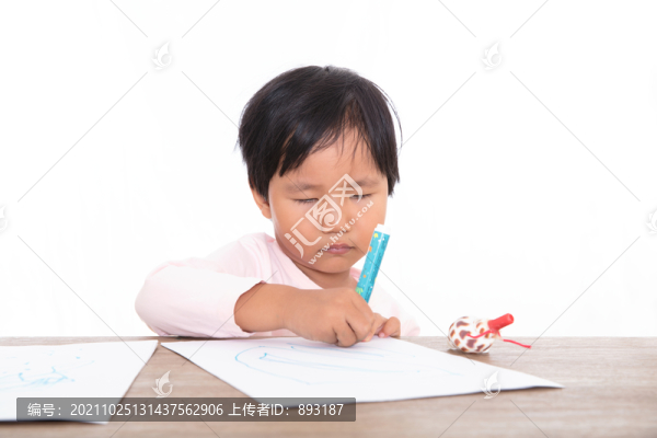 手拿畫筆畫畫的中國女孩