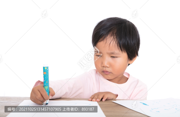 手拿畫(huà)筆畫(huà)畫(huà)的中國(guó)女孩