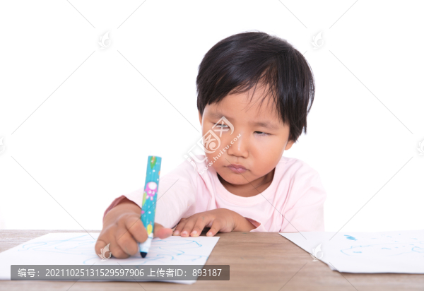 可愛(ài)的黃皮膚小姑娘在認(rèn)真的畫(huà)畫(huà)