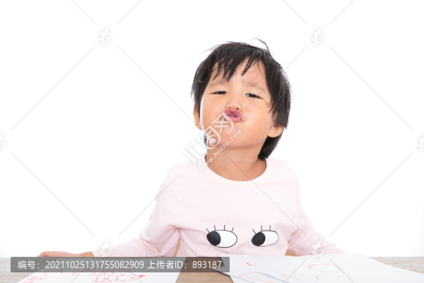 孩子對著鏡頭做親親的動作