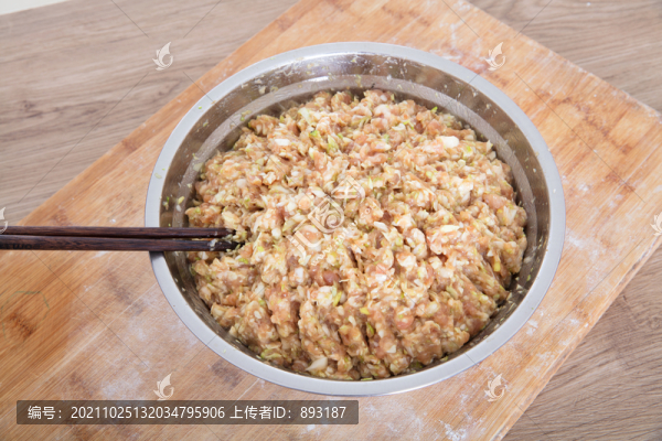 一盆剁好的豬肉大蔥餃子陷