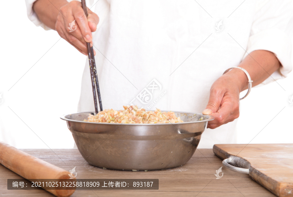 廚師在拌制豬肉大蔥的餃子陷