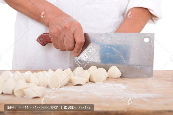 把長(zhǎng)條狀的白面團(tuán)切成小面團(tuán)