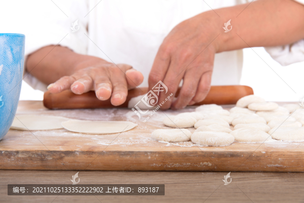 在砧板上搟餃子皮準備包餃子