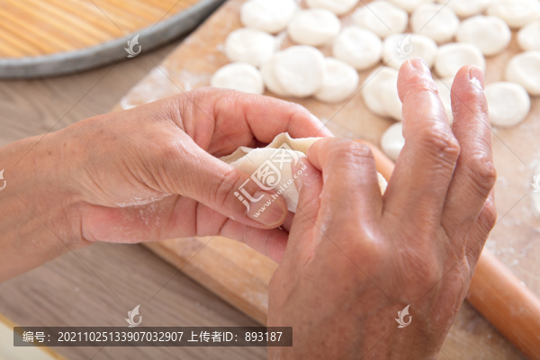 中國傳統節(jié)日前的準備包餃子
