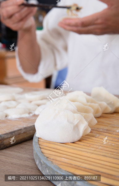中國節(jié)日標(biāo)志的食品餃子的制作