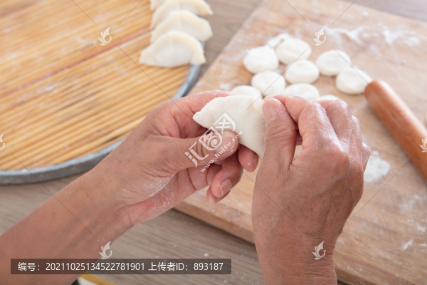 傳統(tǒng)節(jié)日前中國人在廚房內(nèi)包餃子