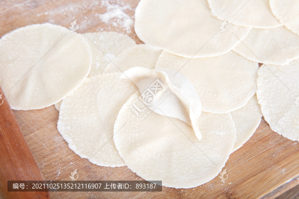 大量餃子皮和一個包好的餃子