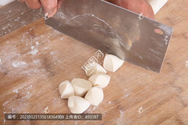 菜刀把長條的白面切成小面團