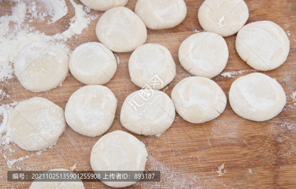 砧板上準(zhǔn)備搟餃子皮的小面餅