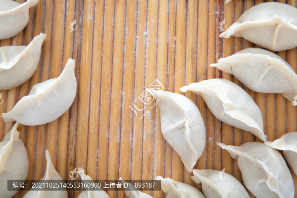 圓形托盤里擺放整齊包好的餃子