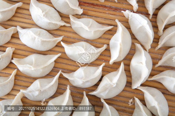 砧板上放著剛剛包好的餃子