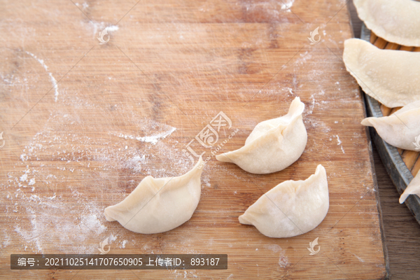 砧板上放著剛剛包好的餃子