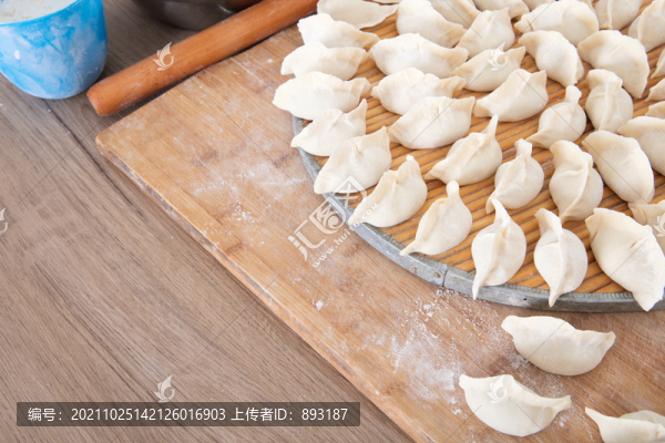 做好放在托盤上等著下鍋的餃子