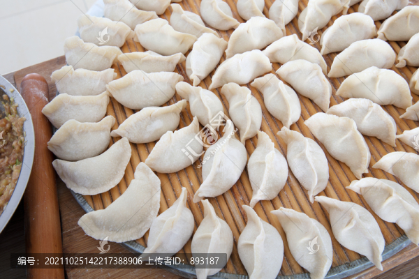 做好放在托盤上等著下鍋的餃子