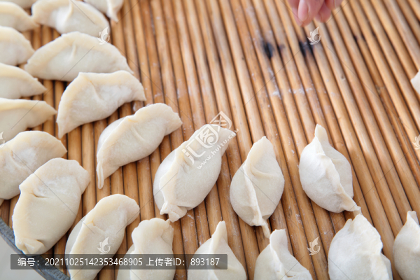 圓形托盤上包好的白面餃子