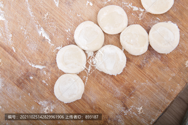 搟餃子皮使用的圓餅狀白面