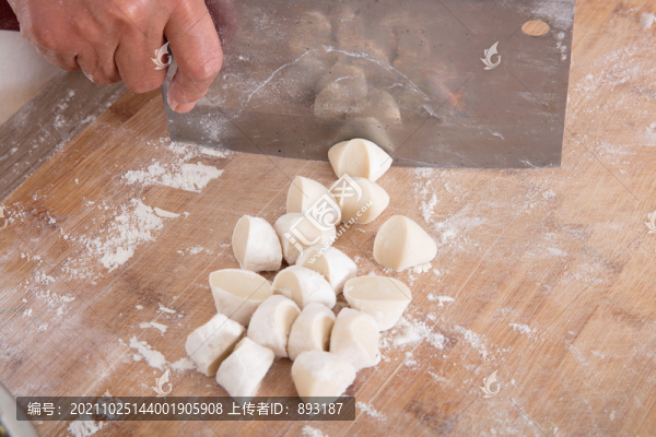 面切成小面團(tuán)手部特寫(xiě)