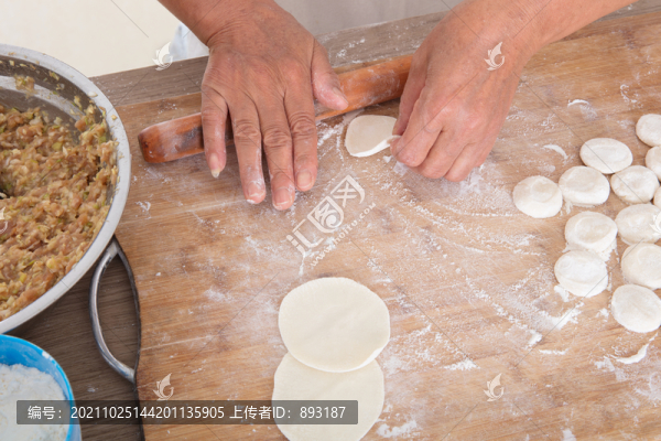 廚師正在搟餃子皮用來包餃子