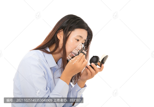 白背景前的中國(guó)美女在化妝