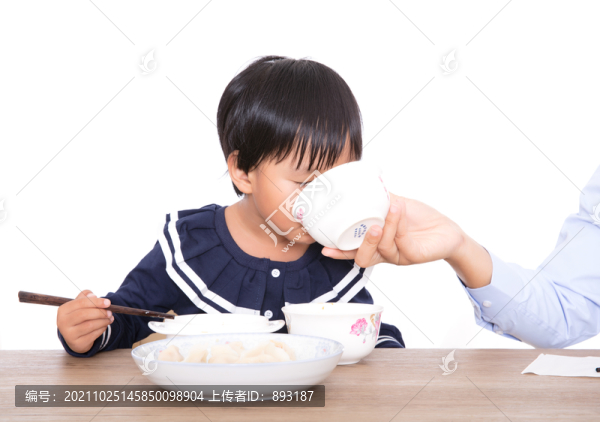 白背景前的媽媽在喂孩子吃飯