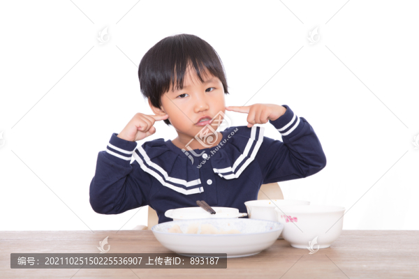 小女孩做出可愛的肢體動作