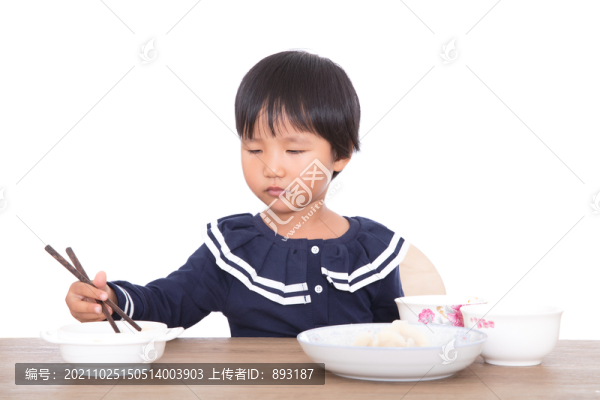 餐桌前的中國(guó)小女孩在吃飯