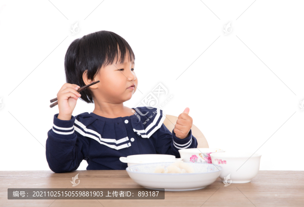 正在吃飯中的中國(guó)三歲小女孩