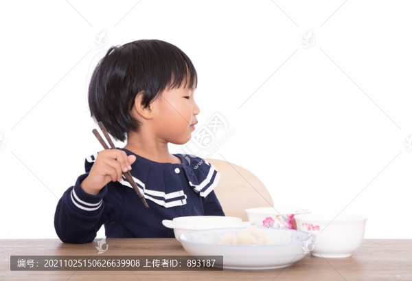 正在吃飯中的中國三歲小女孩