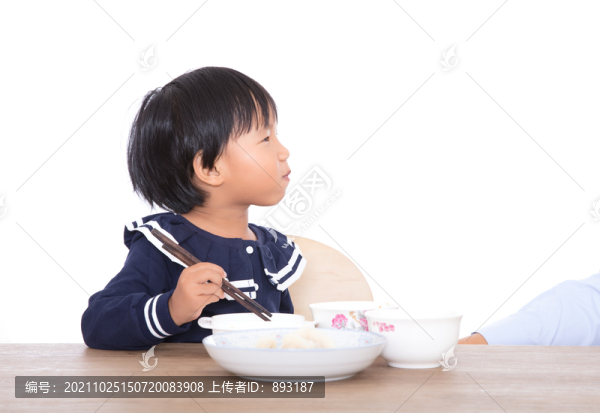 吃著飯連帶賣(mài)萌的中國(guó)小女孩