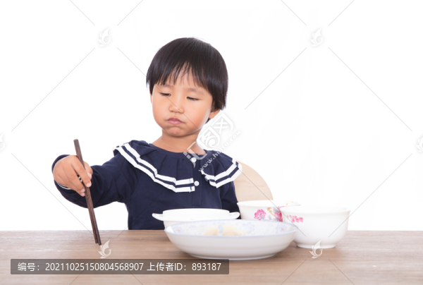 吃著飯連帶賣萌的中國(guó)小女孩
