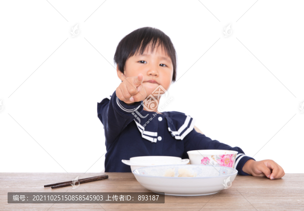 吃過飯的小女孩用手指著鏡頭