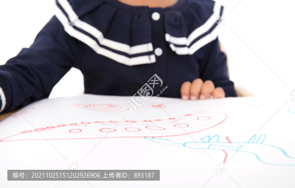 小孩子在白紙上畫的簡筆畫