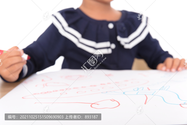 可愛的黃皮膚小孩子在練習(xí)繪畫