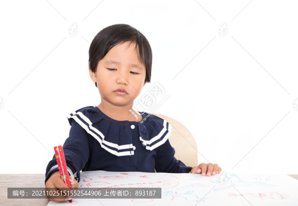 可愛的黃皮膚小孩子在練習繪畫
