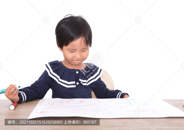 可愛的黃皮膚小孩子在練習繪畫