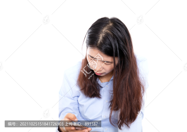白背景前長(zhǎng)發(fā)女孩在低頭玩手機(jī)