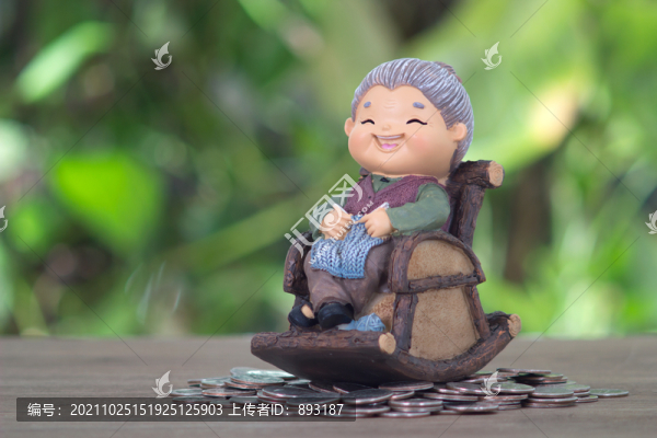 美元硬幣上坐著搖椅的老太太