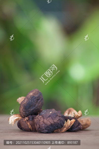 桌子上一堆曬干的香菇