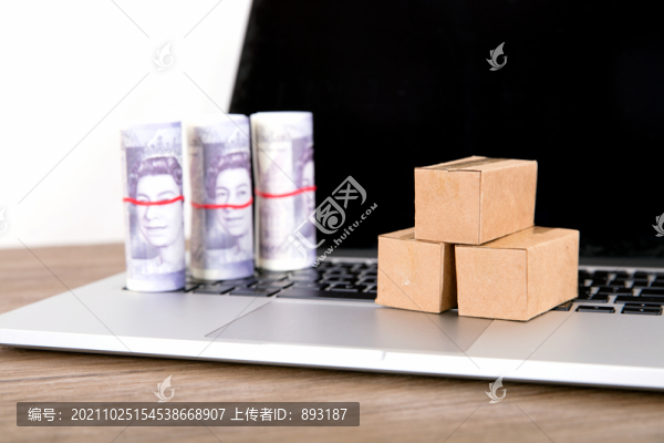 放著小快遞箱模型和英鎊鈔票