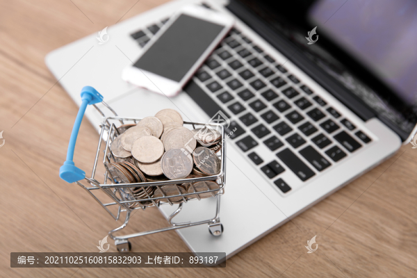 手機和一輛裝滿美元硬幣的購物車