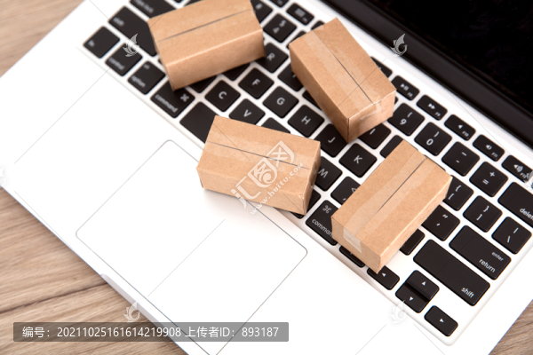 鍵盤上放著迷你型的快遞箱模型