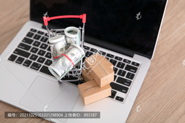 裝著美元鈔票的購物車