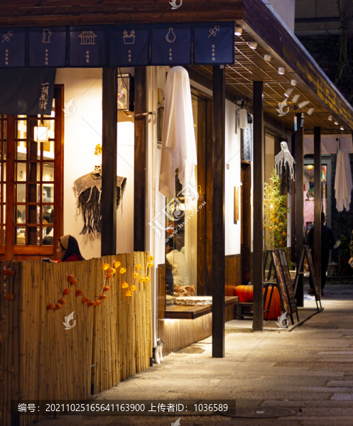 夜晚日式餐飲門面店