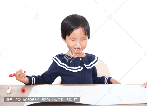 中國小女孩在桌子前學習繪畫
