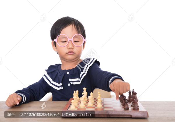 孩子下國際象棋棋盤上的特寫