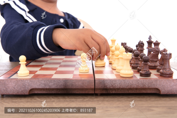 孩子下國(guó)際象棋棋盤(pán)上的特寫(xiě)