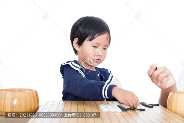 圍棋老師在輔導(dǎo)孩子如何下圍棋