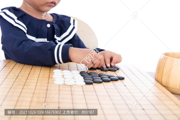 圍棋老師在輔導孩子如何下圍棋